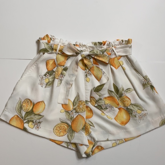 For Love and Lemons white high rise lemon print shorts with pockets size large - Picture 5 of 12